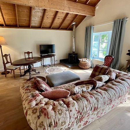 The Billiard Room - Cosy Country Retreat 阿伯加文尼 外观 照片