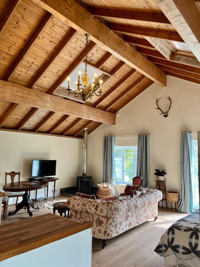 The Billiard Room - Cosy Country Retreat 阿伯加文尼 外观 照片