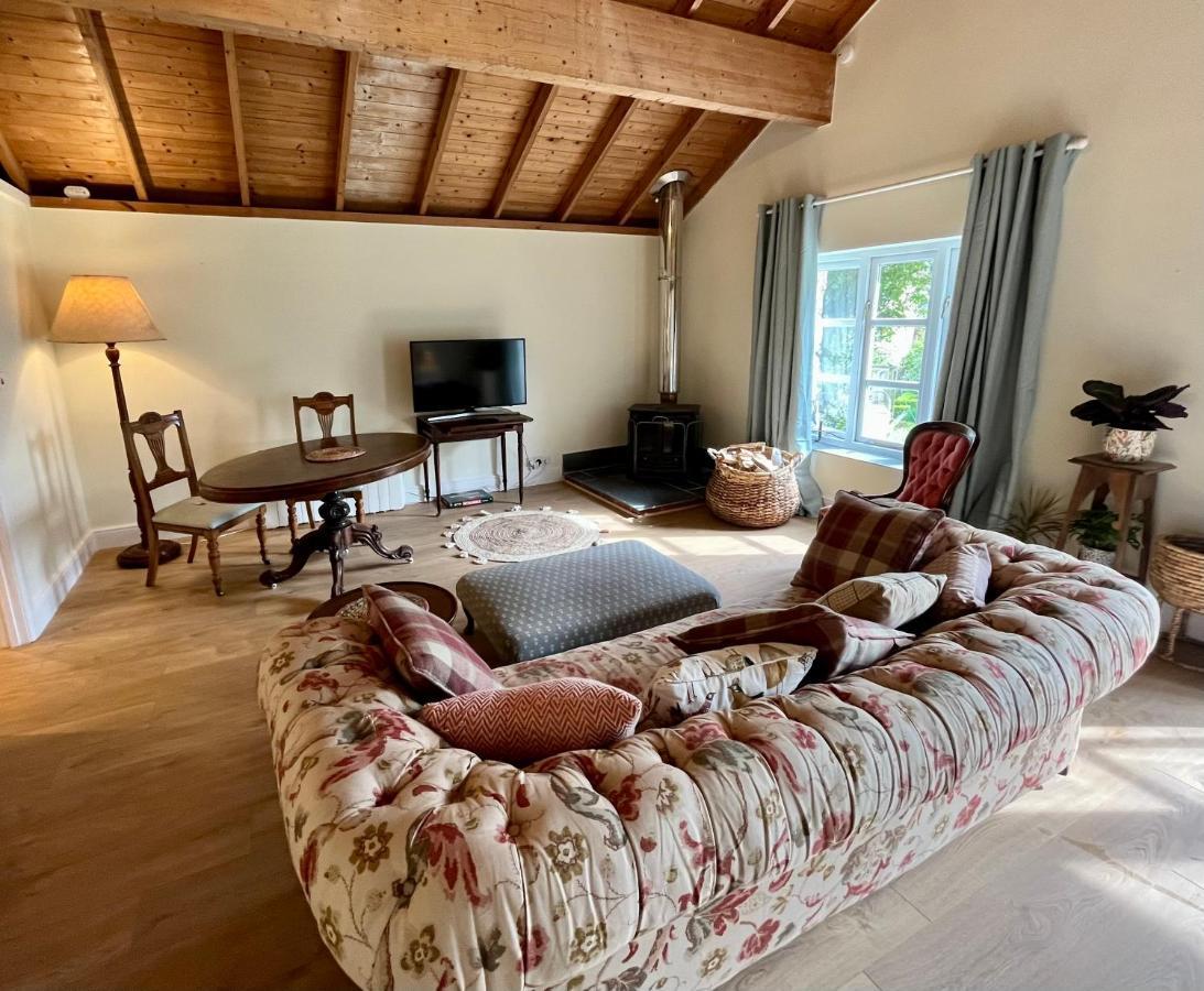 The Billiard Room - Cosy Country Retreat 阿伯加文尼 外观 照片